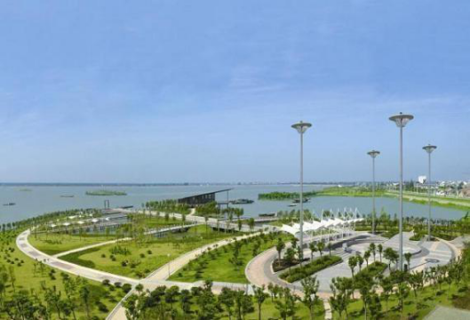 南京固城湖国家城市湿地公园位于南京市高淳区固城湖西北岸，是浦口区绿水湾国家城市湿地公园之后，南京第二家国家级城市湿地公园。固城湖国家城市湿地公园占地约6882公顷，是江苏省面积最大的湿地公园，以自然湿地为主，其中景观水面186亩、绿化面积219亩、广场面积18亩。1地理特征南京固城湖因湖滨古“固城”而得名，俗称小南湖。湖的前身原为海滨的一个泻湖，可在湖之东岩和花山一带的石灰岩上发现和采集到当时的珊瑚化石，史称丹阳大泽。后经江河泥沙长年累月的冲积，出现了一处处的湖滩；再经历代人们的围垦，便将大泽分割成了丹阳、石臼、固城三湖。其中唯有固城湖为高淳一县所拥有的湖泊，现存面积约30多平方公里，水质清纯，盛产鱼虾、菱角。所在地区：南京市高淳区。面积：81平方公里。深度：最大深度12米，平均深度7米。容积：4.6亿立方立米。成因类型：冲击淤积湖。2规划建设固城湖国家城市湿地公园规划范围为西至固城湖大桥和迎湖桃源道路东500米，东至固城湖东岸，北至永胜圩及石固河北端和来株洲公园北端，南至迎湖桃源以南（以规划中的穿湖大堤为界），用地面积约45.5平方公里，主要包括固城湖水面、永胜圩、湖滨大道风光带、石固河风光带、濑渚洲公园五个部分，湖泊湿地、河流湿地、人工湿地三种类型。固城湖湿地的有效保护与利用可以最大限度的保留适合动物生存的环境，保护物种多样性，同时通过对石固河和固城湖沿岸植被与沼泽湿地植被的保护与恢复，进一步发挥截留、削减路源污染、保护水源以及湿地生物环境的重要功能，形成南京市区南侧一道生态屏障。3生态特征固城湖属典型的草型湖泊，具有丰富的自然饵料，为江苏省饮用水水质最好的天然湖泊，特别适宜养殖中华绒螯蟹，现今螃蟹围网养殖已成为高淳农业的支柱产业，2005全县养殖面积达20万亩，产量可望突破650万公斤，湖中养殖的品种还有青虾、黄鳝、甲鱼、鲈鱼、珍珠等20多个特种水产品。固城湖是水阳江下游一座天然滞蓄山洪的调节湖泊。但自1971年以后墙港、狮树河、撑龙港三条河的迸出口被筑坝堵死，水阳江洪水不能分泄入湖，加大了干流压力和宣州市沿湖圩区的洪涝问题。原系湖泊洼地，由于长期洪水挟带泥沙沉积和围垦，后分割为丹阳湖、石臼湖、固城湖、金钱湖、路西湖等诸小湖，其余形成河网圩区。固城湖位于高淳县境内，湖形近似一个三角形，北宽南窄。该湖原有面积65km2，长10.4km，最大宽度8.2km，平均宽度5km，最大水深3.6m，一般湖底高程5.0m，最低为3.5m。由于围垦，固城湖所保留的湖泊面积仅有39km2，正常蓄水位7.8m，蓄水容积0.65亿m3，设计洪水位13.0m，相应容积为2.65亿m3。固城湖系长江水系，为江苏省饮用水水质最好的天然湖泊，主要进水河流为胥河。